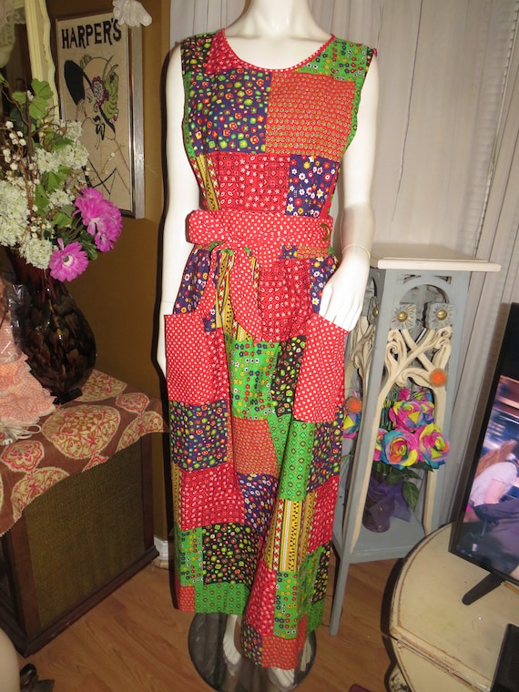 1970s' Colorful Patchwork-like Print PINAFORE/APR… - image 1