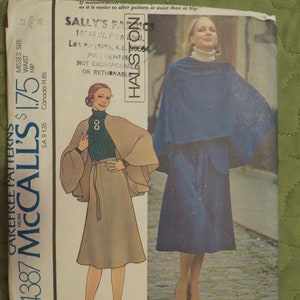 Könnte beinhalten: Vintage McCall's 4387 Schnittmuster mit einem Cape- und Rock-Design für ungebundene, dehnbare Strickwaren. Die Schnittmusterhülle zeigt Illustrationen des Capes und Rocks, mit Text wie "Misses' Size" und "Carefree Patterns."
