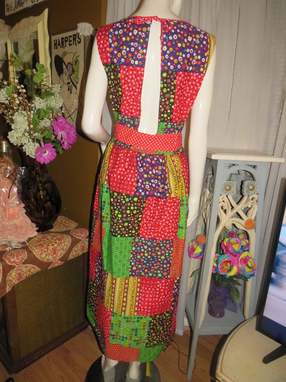 1970s' Colorful Patchwork-like Print PINAFORE/APR… - image 4