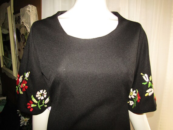 1960s'/1970s' BLACK/Stitched Floral Decor DRESS--… - image 3