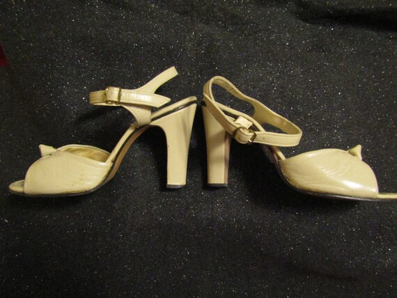 1940's/1950's BEIGE LEATHER Knotted Peep Toe Sand… - image 4