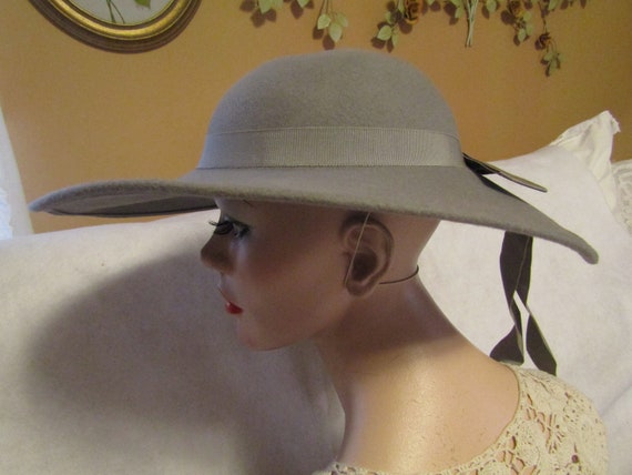 1950's Ladies Wool Wide Brim GRAY HAT With Band b… - image 5