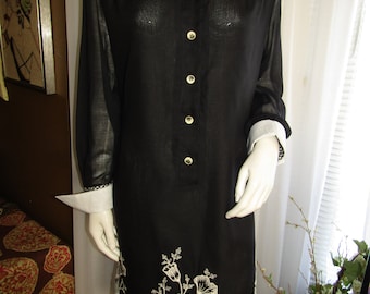1960's Long Sleeve Black/White FLORAL Stitched/EMBROIDERY DRESS By Henry Lee---Size 16