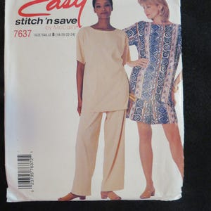 Könnte beinhalten: Ein Schnittmuster von McCall's mit dem Titel "Easy stitch 'n save". Das Muster zeigt zwei Frauen in Kleidung. Eine trägt einen beigen Hosenanzug, die andere ein gemustertes Kleid. Die Musternummer ist 7637, mit Größenangaben.