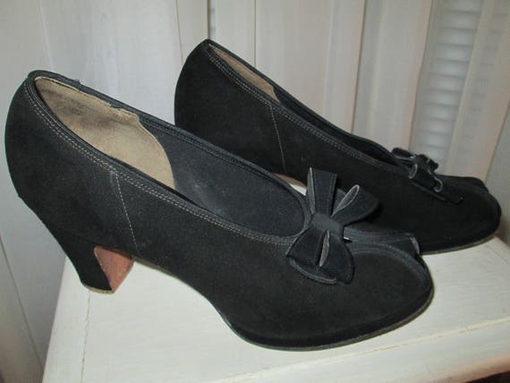 1940s' Ladies Peep BLACK SUEDE PUMPS by United St… - image 2