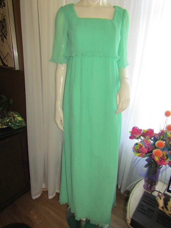 1950's Ladies Light Mint GREEN Empire/Collar Waist PLEATED DRESS----No Label/Size Tag
