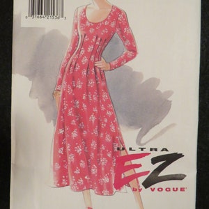 Może przedstawiać: Wzór szycia Vogue, model 9259, na sukienkę z długim rękawem i kwiatowym nadrukiem, rozmiary 6-8-10. Sukienka ma okrągły dekolt i zwiewną spódnicę. Wzór oznaczony jest jako "Ultra EZ by Vogue".