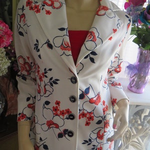 BLAZER FLORAL azul escuro/vermelho/branco feminino dos anos 1960 da COLLEGIAN Of Calif.---Sem etiqueta de tamanho