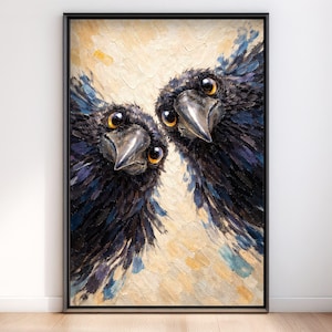 Op de afbeelding: Ingelijst kunstwerk met twee kraaien met grote ogen en gedetailleerde zwarte en blauwe veren. Het schilderij heeft een textuur, abstracte achtergrond in beige en gele tinten. Het kunstwerk zit in een zwart frame.