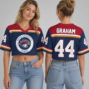 Könnte beinhalten: Marineblaues und rotes Crop-Trikot mit weißen und goldenen Streifen. Das Trikot trägt den Schriftzug "Briar University Hawks" und die Nummer "44". Der Name "Graham" ist auf der Rückseite aufgedruckt.