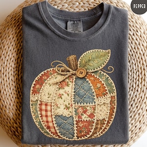 フェイクパッチワークパンプキンシャツ、ヴィンテージ秋のパンプキンTシャツ、フェイクアップリケ秋シャツ、コンフォートカラーズ秋のグラフィックTシャツ、居心地の良い秋のギフト