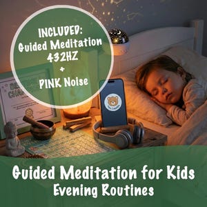 Op de afbeelding: Een slapend kind in bed met een sterrenprojector, een koptelefoon en een smartphone met een berenlogo. De afbeelding bevat de tekst "Guided Meditation for Kids Evening Routines" en "Included: Guided Meditation 432HZ + PINK Noise."