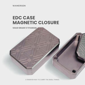 Op de afbeelding: Een rechthoekige grijze titanium EDC-case met een magnetische sluiting en een geometrisch gegraveerd patroon op het deksel. De tekst WANERSEN, EDC CASE MAGNETIC CLOSURE, SOLID GRADE 5 TITANIUM en A SMARTER WAY TO CARRY THE SMALL THINGS is zichtbaar.