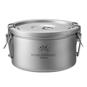 Może przedstawiać: Zestaw trzech ceramicznych kubków z nakrapianym, matowym wykończeniem. Kubki są w odcieniach kremowym, jasnoszarym i ciemnoszarym. Każdy kubek ma prosty, minimalistyczny design i zaokrąglony uchwyt.