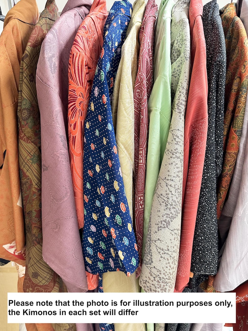 Puede incluir: Una colecci&oacute;n de varios kimonos colgados en un perchero, con diversos colores que incluyen naranja, malva, coral, azul marino con patrones de abanicos, beige, granate, verde claro, gris con estampados florales y negro con motas blancas.