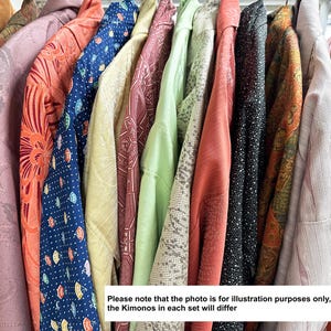 Puede incluir: Una colecci&oacute;n de kimonos colgados en un perchero, con una variedad de colores que incluyen rosa, naranja, azul con patrones de abanicos, amarillo, verde, rojo y negro con motas blancas, mostrando diversas texturas y tejidos intrincados.