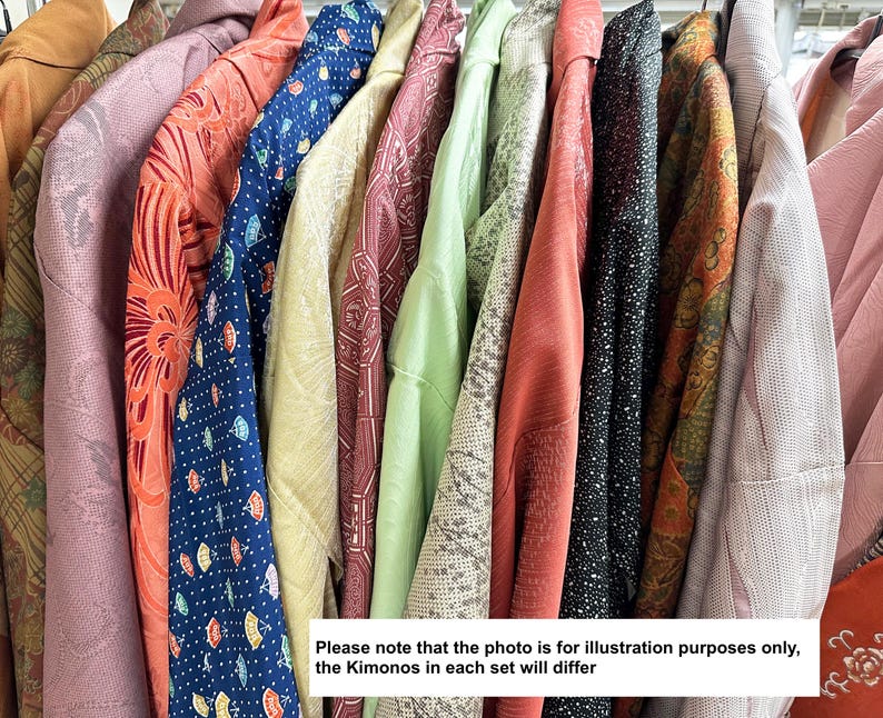 Puede incluir: Una colecci&oacute;n de kimonos colgados en un perchero, con una variedad de colores que incluyen rosa, naranja, azul con patrones de abanicos, amarillo, verde, rojo y negro con motas blancas, mostrando diversas texturas y tejidos intrincados.