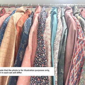 Puede incluir: Una colecci&oacute;n de varias chaquetas haori colgadas en un perchero de metal, con diversos colores y patrones que incluyen dise&ntilde;os florales, geom&eacute;tricos y abstractos. El texto dice: Please note that the photo is for illustration purposes only, the Haori in each set will differ.