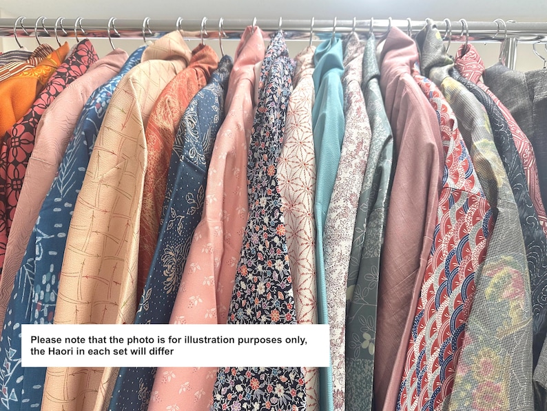 Puede incluir: Una colecci&oacute;n de varias chaquetas haori colgadas en un perchero de metal, con diversos colores y patrones que incluyen dise&ntilde;os florales, geom&eacute;tricos y abstractos. El texto dice: Please note that the photo is for illustration purposes only, the Haori in each set will differ.