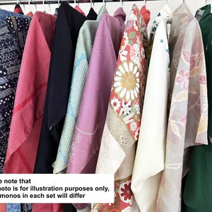 Puede incluir: Una colecci&oacute;n de varios kimonos colgados en un perchero, con diversos colores que incluyen azul, negro, rosa, morado, blanco y verde, con patrones florales y geom&eacute;tricos. El texto en la imagen dice: Please note that the photo is for illustration purposes only, the Kimonos in each set will differ.