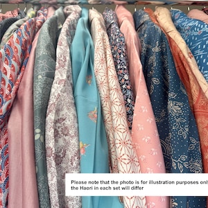 Puede incluir: Una colecci&oacute;n de varias chaquetas Haori colgadas en un perchero, con diversos patrones que incluyen dise&ntilde;os geom&eacute;tricos, florales y abstractos en colores como rojo, azul, rosa y gris. El texto dice: Please note that the photo is for illustration purposes only, the Haori in each set will differ.