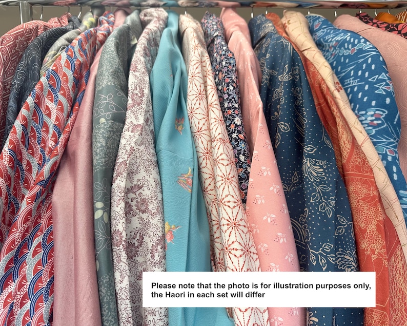Puede incluir: Una colecci&oacute;n de varias chaquetas Haori colgadas en un perchero, con diversos patrones que incluyen dise&ntilde;os geom&eacute;tricos, florales y abstractos en colores como rojo, azul, rosa y gris. El texto dice: Please note that the photo is for illustration purposes only, the Haori in each set will differ.