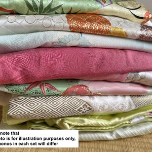 Puede incluir: Una pila de kimonos doblados con varios colores, incluyendo verde claro, blanco, rosa y verde lima. Las telas muestran patrones intrincados como formas geom&eacute;tricas, motivos florales y dise&ntilde;os de bamb&uacute;. El texto en la parte inferior dice: Please note that the photo is for illustration purposes only, the Kimonos in each set will differ.