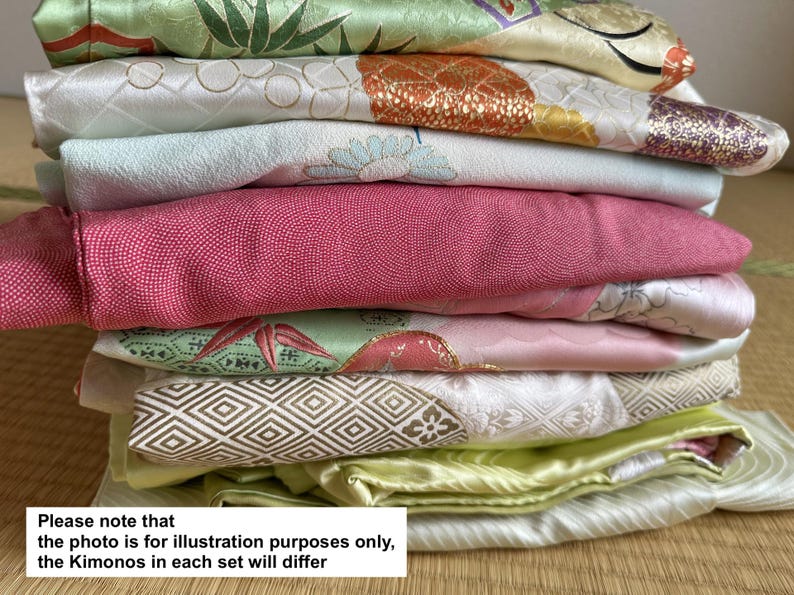 Puede incluir: Una pila de kimonos doblados con varios colores, incluyendo verde claro, blanco, rosa y verde lima. Las telas muestran patrones intrincados como formas geom&eacute;tricas, motivos florales y dise&ntilde;os de bamb&uacute;. El texto en la parte inferior dice: Please note that the photo is for illustration purposes only, the Kimonos in each set will differ.