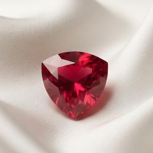 Rubino rosso taglio trilione, gemma sciolta da 10-12 carati, rubino naturale triangolare, corindone sfaccettato rosso intenso, elemento centrale per anello di fidanzamento personalizzato.