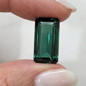 Rectangular emerald cut green precious gemstone with clear faceting and rich green tone, ideal for jewelry makers, custom ring settings, pendant designs and luxury gemstone collections.