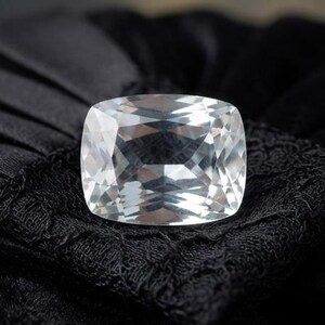 Zaffiro bianco taglio cuscino brillante – Gemma sciolta di zaffiro da 10-12 carati per incastonatura di anello di fidanzamento, creazione di gioielli pregiati, pietra preziosa di lusso da tramandare di generazione in generazione.