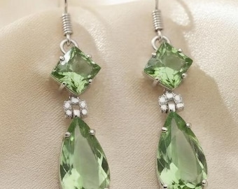 Pendientes colgantes de cristal verde esmeralda, diseño de lágrima, dije de cristal brillante, ganchos para pendientes en tono plateado, regalo para damas de honor, joyería para fiestas navideñas