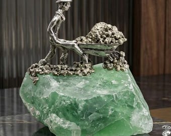 Figura de trabajador sobre fluorita verde con racimo de pirita, escultura de cristal hecha a mano, decoración con piedras preciosas naturales, regalo para coleccionistas de minerales.