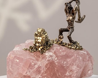 Handgefertigte Rosenquarz Bergmann Statue, Rosa Heilstein Skulptur, Edelstein Wohnkultur Akzent, Handwerker Mineral Sammler Display