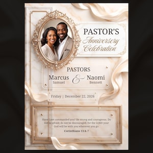 Op de afbeelding: Een uitnodiging voor de jubileumviering van een voorganger met een foto van een echtpaar in een sierlijke gouden ovale lijst. De tekst luidt: PASTOR'S Anniversary Celebration, PASTORS Marcus Samuel & Naomi Bennett, Friday | December 22, 2026, en Joshua 1:9.