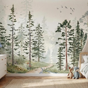 Könnte beinhalten: Eine ruhige Szene im Kinderzimmer mit einem Wald-Themen-Wandbild mit hohen grünen Bäumen und einem gewundenen Pfad. Ein Holzbett mit Baldachin und Stofftieren trägt zur gemütlichen Atmosphäre bei. Eine weiße Kommode und Topfpflanzen vervollständigen den Raum.