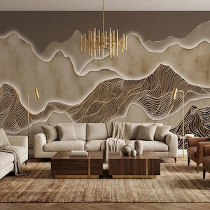 Puede incluir: Salón moderno con un gran mural abstracto que representa una cordillera con detalles dorados. La habitación cuenta con un sofá beige, sillones de cuero marrón y una alfombra estampada. Lámparas de araña y de pie doradas.