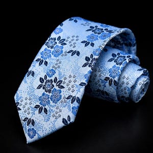 Lichtblauwe das met bloemenjacquard, elegante trouwdas, luxe zakelijke das, das voor de bruidegom, cadeau voor de bruidsjonkers, accessoire voor een formeel pak