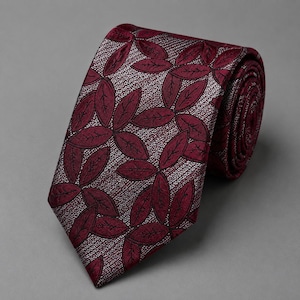 Vinröd jacquardslips med lövmönster, silverfärgad slips med botaniskt lövmönster, texturerad vävd accessoar iögonfallande