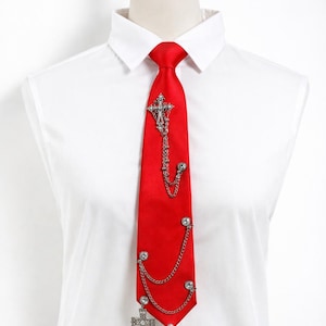 Gotisk röd slips med kedjor och silverkors – Original herrslips – Punkchic accessoar för bröllop och fester