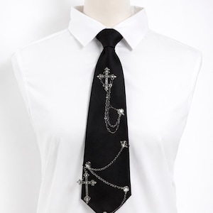 Gotisk slips med kors och kedjor – Flera färger (svart, röd, grå) – Elegant slipsaccessoar