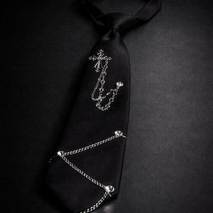 Cravate Noire Croix et Chaîne – Cravate Gothique  – Gothic Cross Tie – Punk Style Necktie – Alternative Fashion