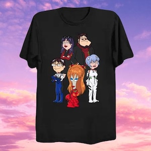 Pode incluir: Camiseta preta com uma estampa gráfica de cinco personagens de desenho animado. Os personagens são da série de anime Neon Genesis Evangelion e da sitcom animada Family Guy. Os personagens estão em pé em fila, com os personagens de Family Guy à esquerda e os personagens de Evangelion à direita.