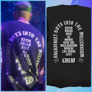 Può includere: Canotta nera con testo bianco che recita "BOYS INTO THE MILLENNIUM" in un design circolare. Sono elencati i nomi Kevin, Brian, Nick, AJ e Howie. Viene mostrato anche il retro di una maglietta nera con lo stesso design.