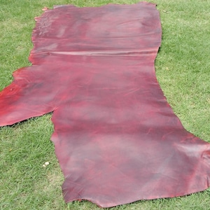 Piel de vacuno de grano completo color burdeos - Piel de vacuno pull-up de color rojo intenso para bolsos, botas y artículos de cuero - Lámina grande de cuero curtido vegetal -