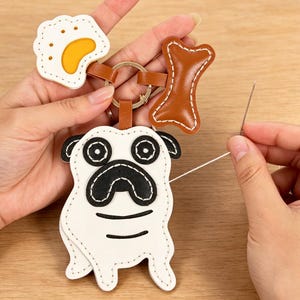 Kit de costura de cuero DIY con diseño de carlino feo y adorable, juego de llaveros semiacabados de cuero genuino, regalo artesanal ideal para principiantes.