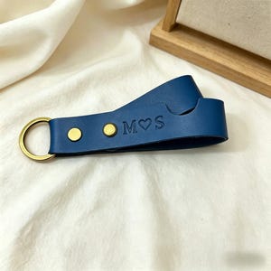 Gepersonaliseerde leren sleutelhanger, aangepaste initiële sleutelhanger, meerdere kleuren, handgemaakt gegraveerd cadeau voor haar hem verjaardag verjaardag