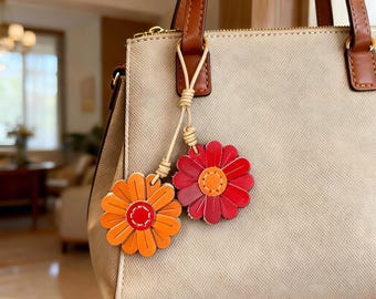 Handmade Leather Daisy Flower Keychain, Cute Floral Bag Charm, Minimalist Plant Keyring, Colorful Accessory, Bridesmaid & Everyday Gift