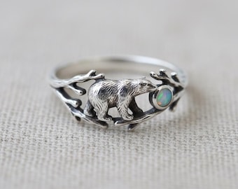 Anillo de oso polar de plata con diseño de rama del bosque y piedra de color ópalo.