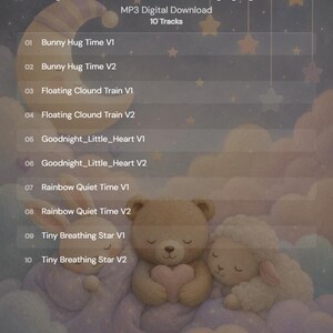 Pu&ograve; includere: Download digitale intitolato "Tiny Tunes for Happy Kids" con 10 tracce. L'immagine presenta un'illustrazione morbida e sognante di un orso che tiene un cuore rosa, un agnello e un coniglietto, tutti immersi tra le nuvole. Lo sfondo ha un tema di cielo notturno.
